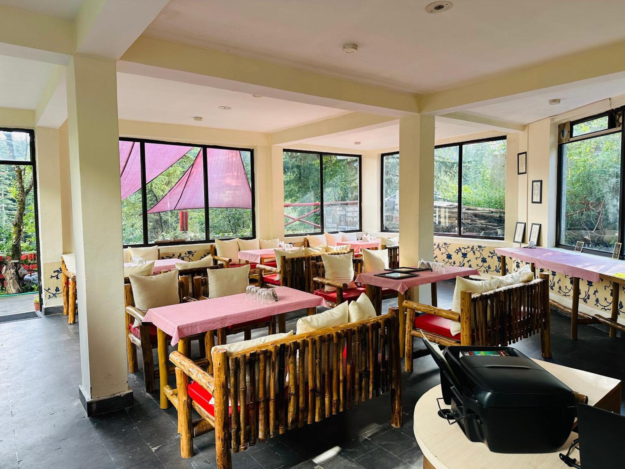Red House Cafe And Inn Manāli Zewnętrze zdjęcie