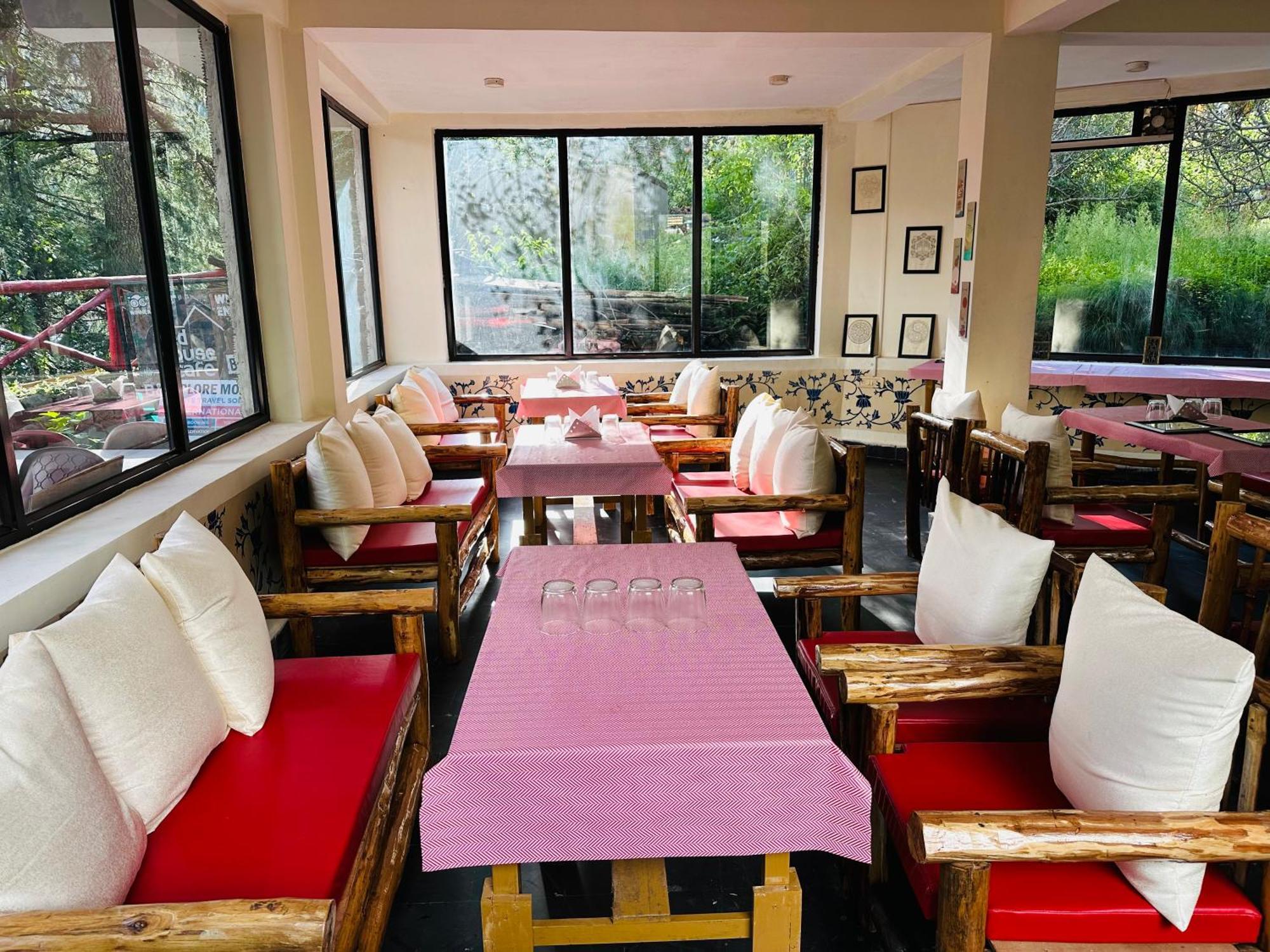 Red House Cafe And Inn Manāli Zewnętrze zdjęcie