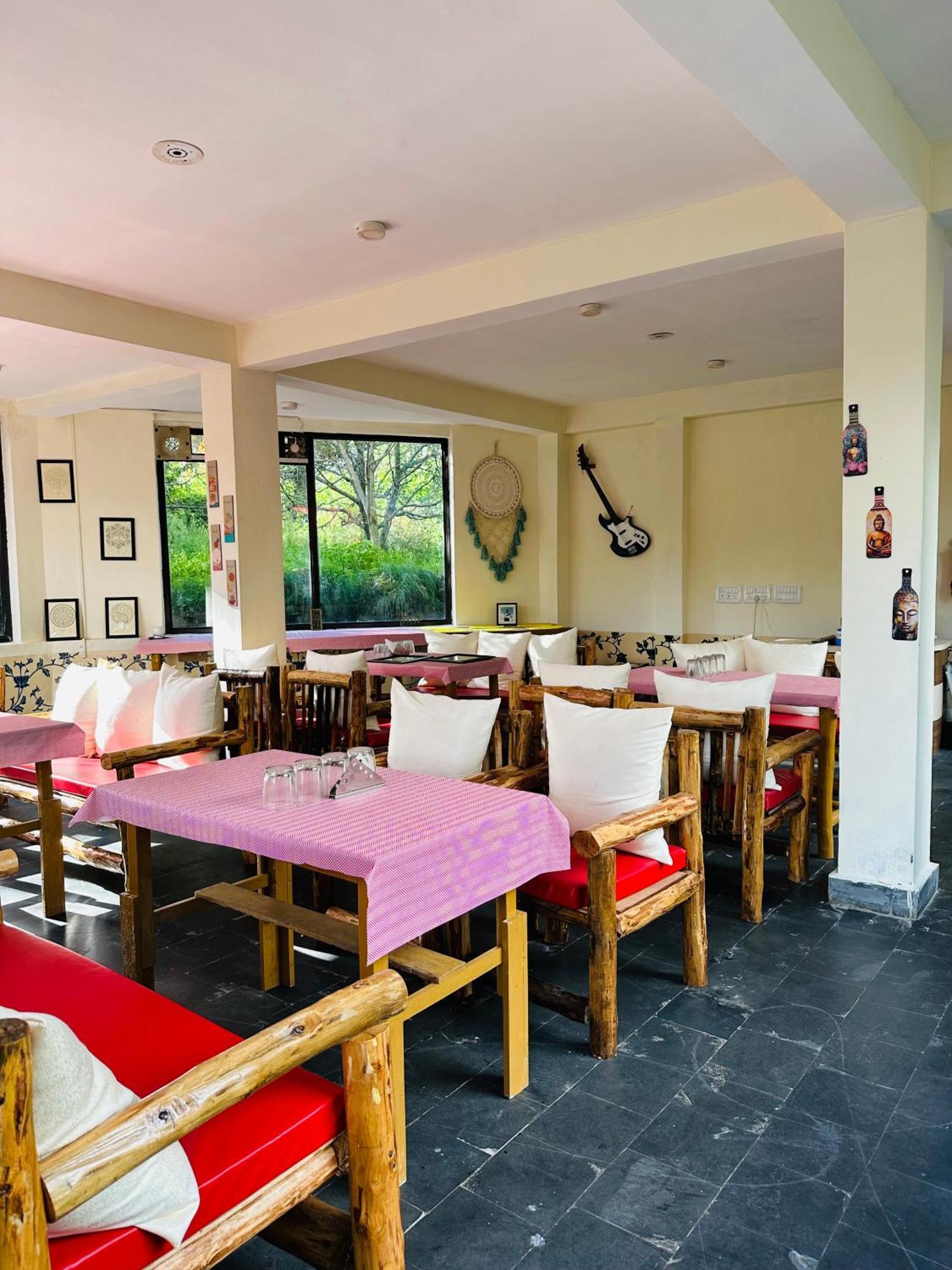 Red House Cafe And Inn Manāli Zewnętrze zdjęcie