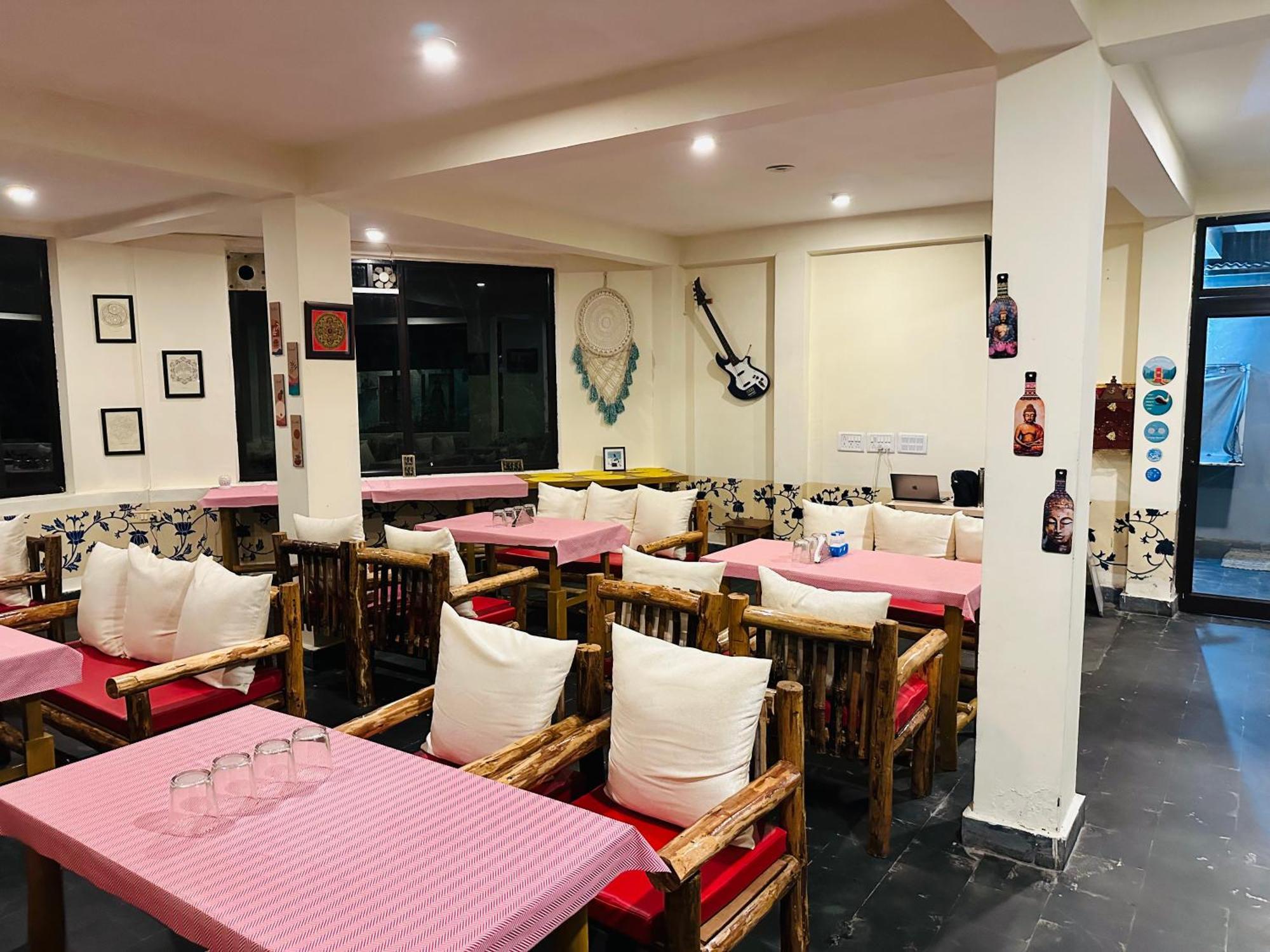 Red House Cafe And Inn Manāli Zewnętrze zdjęcie