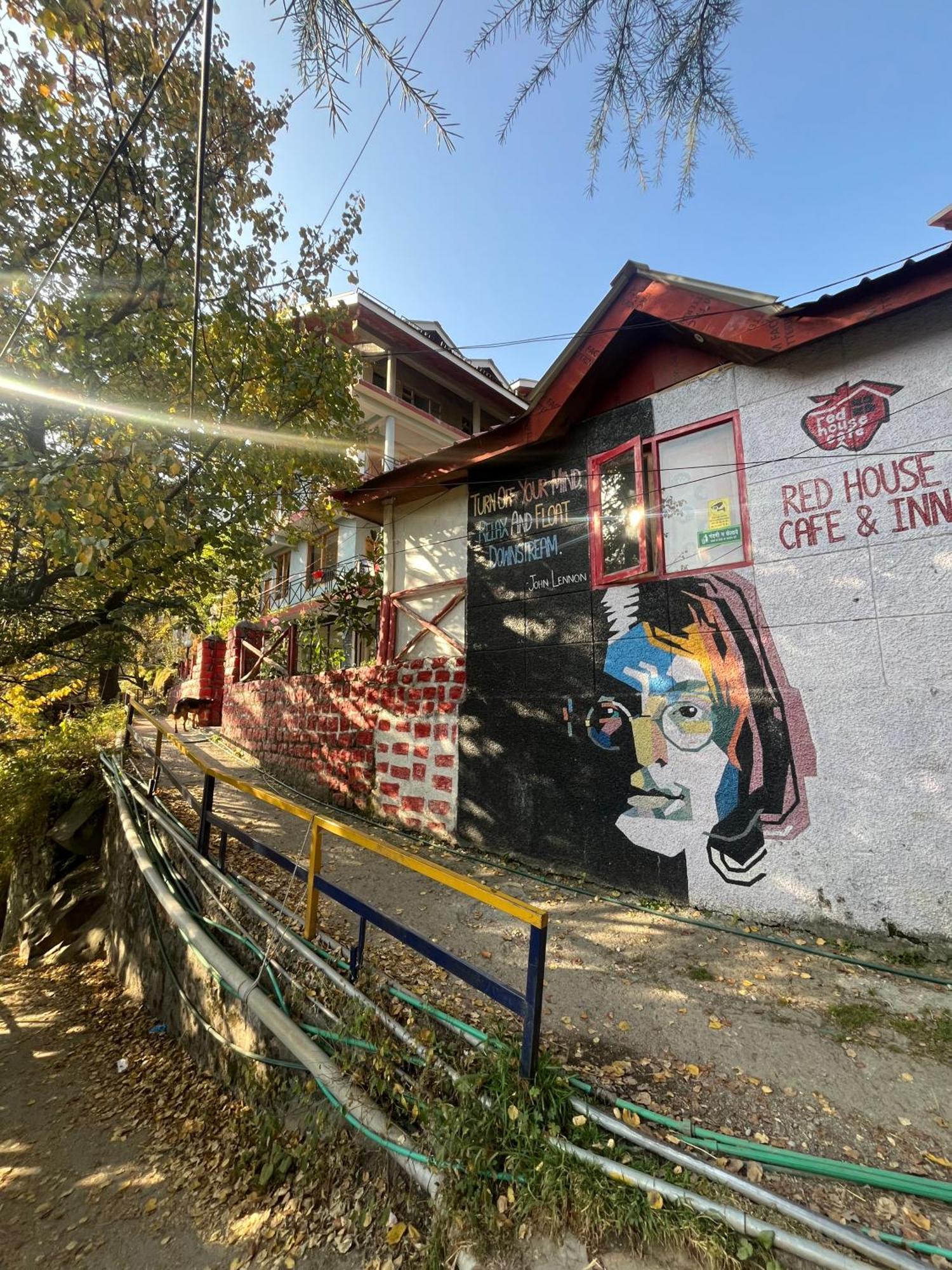 Red House Cafe And Inn Manāli Zewnętrze zdjęcie