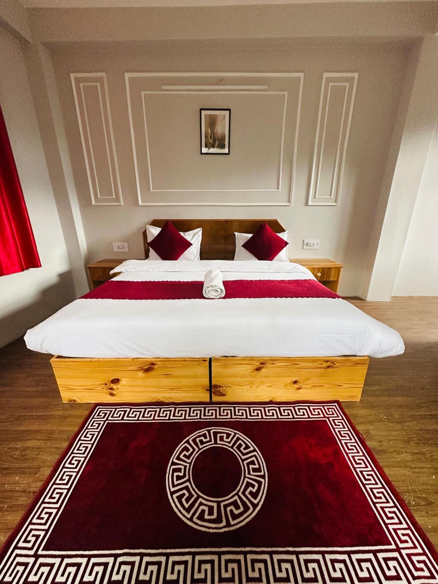 Red House Cafe And Inn Manāli Zewnętrze zdjęcie
