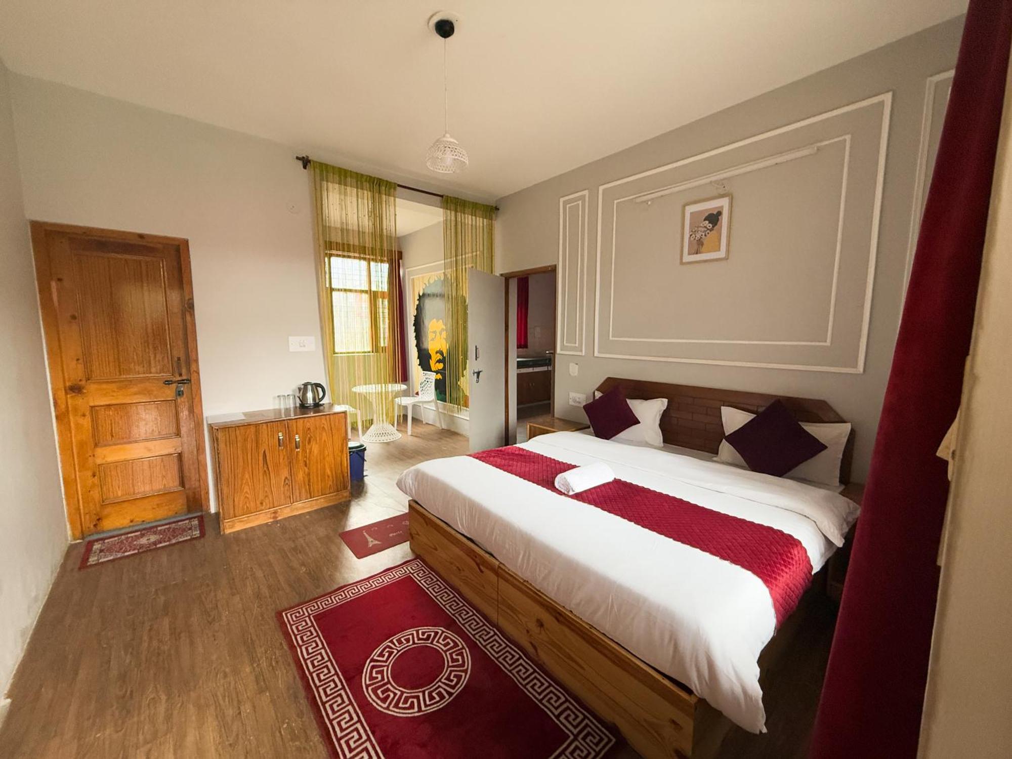 Red House Cafe And Inn Manāli Zewnętrze zdjęcie