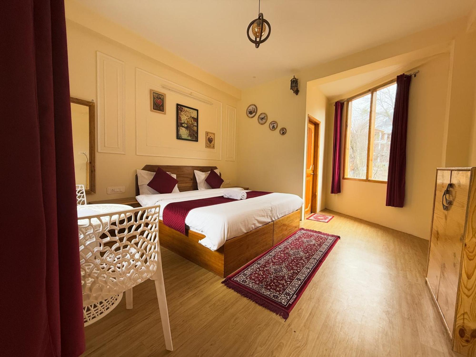 Red House Cafe And Inn Manāli Zewnętrze zdjęcie
