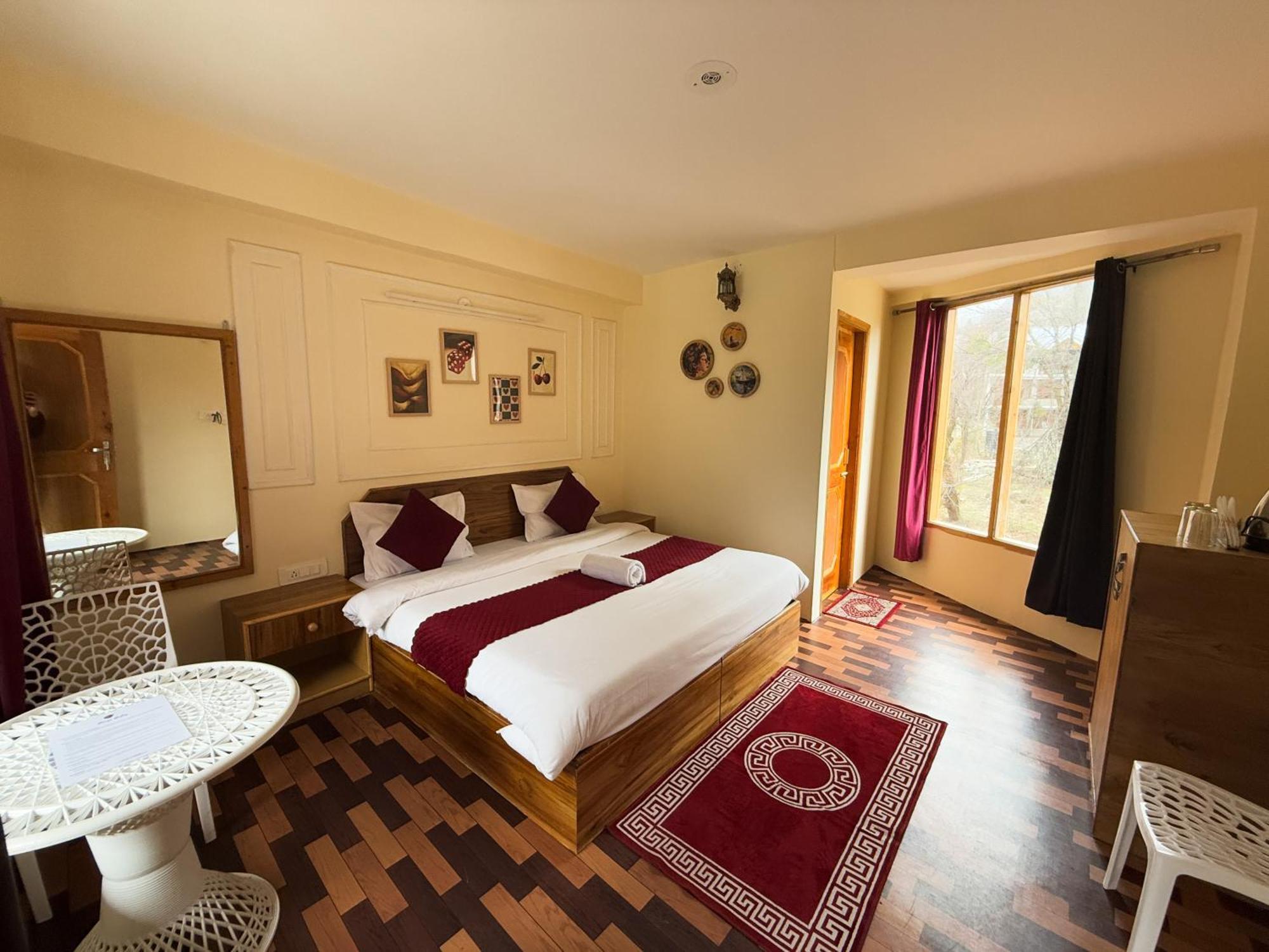 Red House Cafe And Inn Manāli Zewnętrze zdjęcie